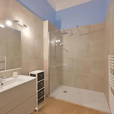 Superbe 95m2 Proche Arenes- Parking Offert Apartman